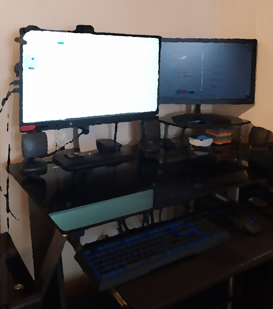 Photo d'un bureau avec un ordinateur et deux écrans