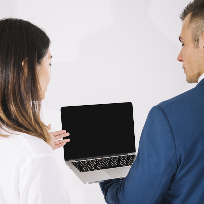 Image de personnes déposant du matériel informatique